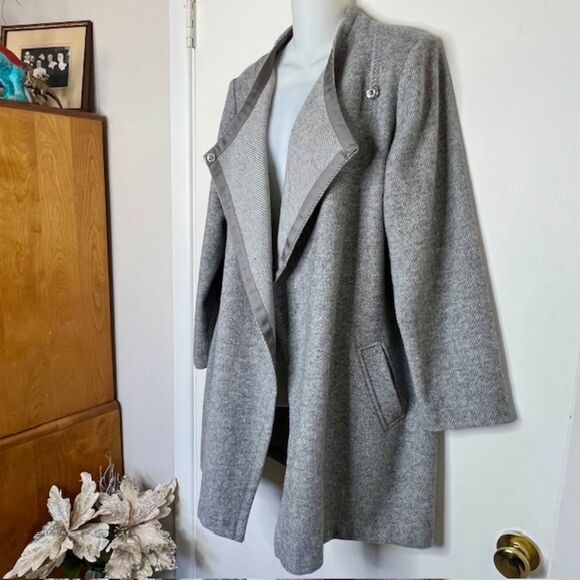 CHICO'S SIZE 1 8/10 GRAY LIGHTWEIGHT ASYMMETICAL SNAP FRONT WOOL BLEND JACKET - Picture 4 of 10